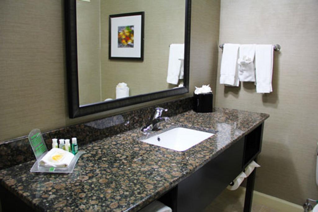 Holiday Inn Charlotte University By Ihg Buitenkant foto